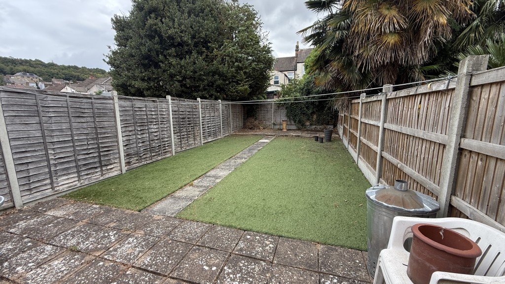 Lot: 174 - END-TERRACE HOUSE REQUIRING REFURBISHMENT - Exterior Image of garden